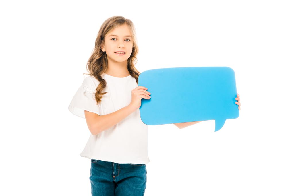 очаровательный улыбающийся ребенок держит синий пузырь речи изолирован на белом
 - Фото, изображение