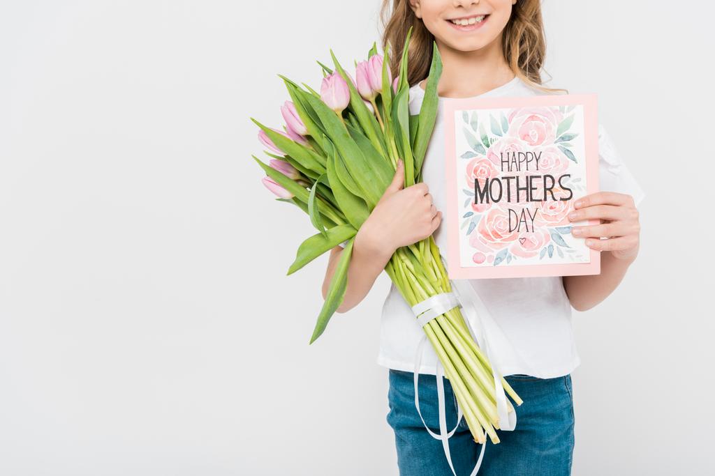 przycięte widzenia dziecko trzyma kartkę z życzeniami dzień matki happy i bukiet róż tulipany na białym tle biały - Zdjęcie, obraz