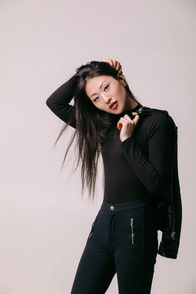 Azjatycka model w czarnej kurtce pozowanie Studio - Zdjęcie, obraz