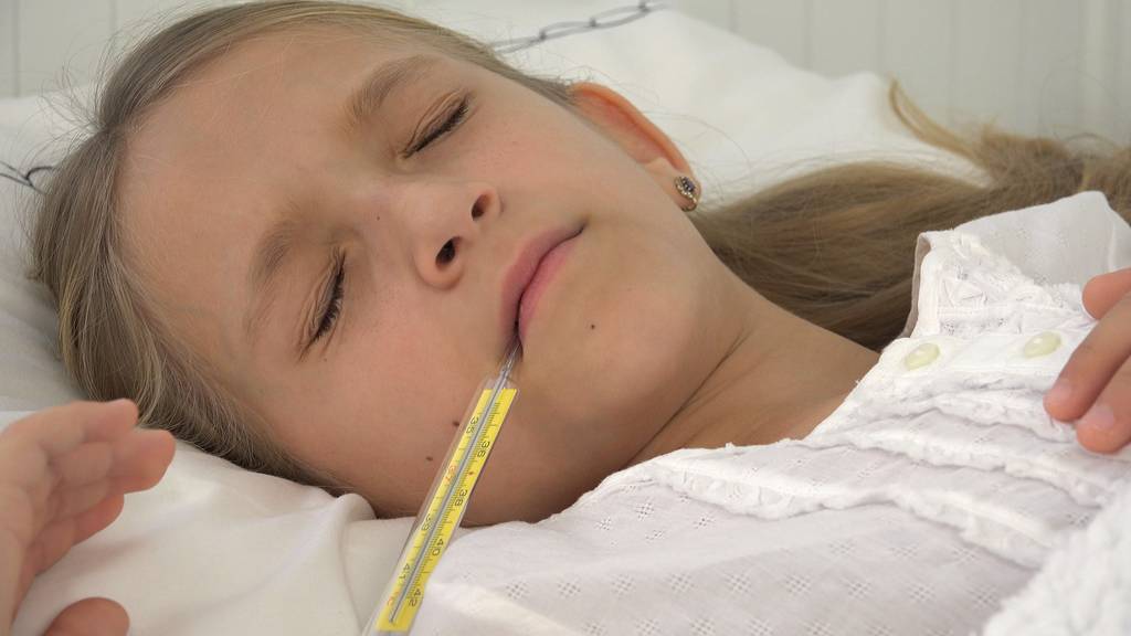 krankes Kind im Bett, krankes Kind mit Thermometer, Mädchen im Krankenhaus, Tabletten Medizin - Foto, Bild