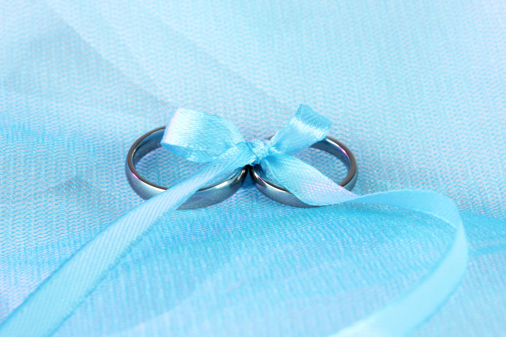 snubní prsteny svázané stuhou - Fotografie, Obrázek