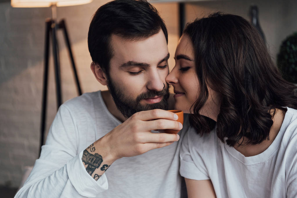 reggel kávét iszik a szép fiatal pár  - Fotó, kép