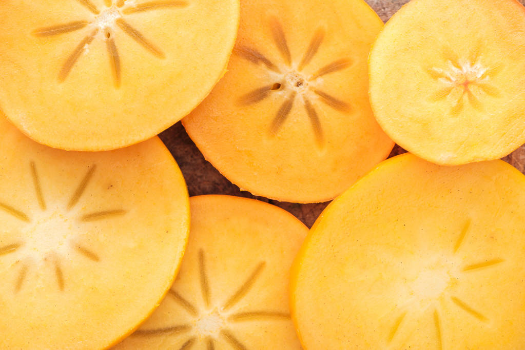 крупным планом спелых вкусных и апельсиновых ломтиков хурмы
  - Фото, изображение