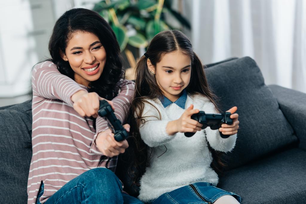 roztomilé dítě Latinské hrát videohry s atraktivní matkou doma - Fotografie, Obrázek