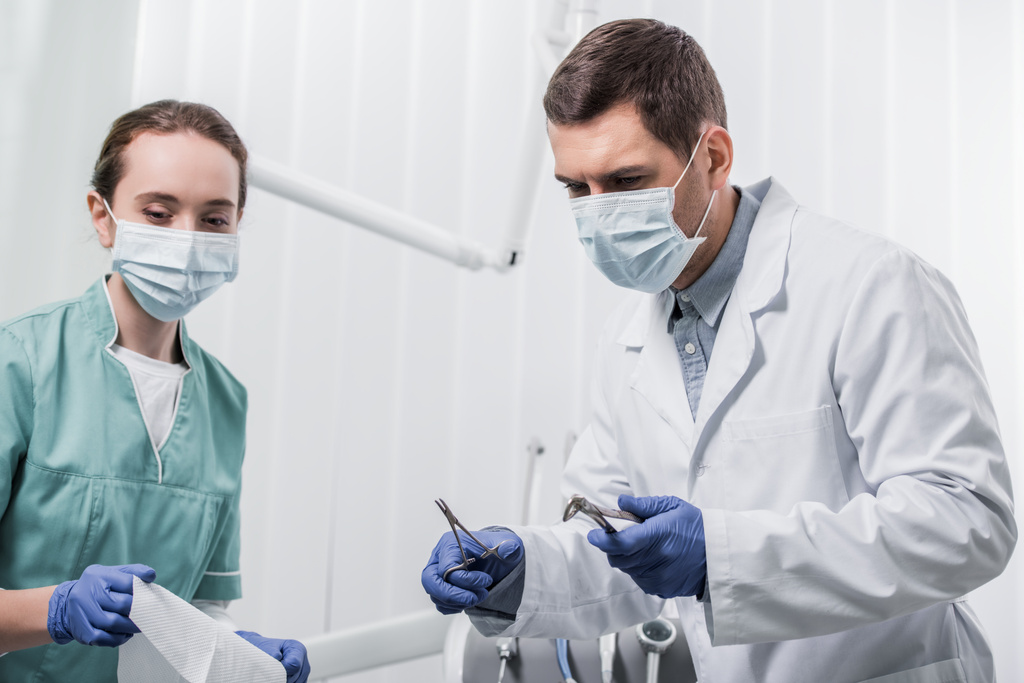 női fogorvos állandó közelében kolléga a maszk, a Fogászati műszerek  - Fotó, kép