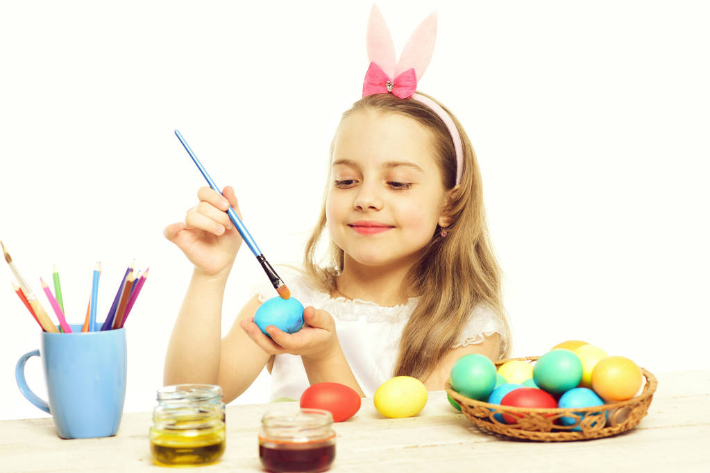 piccola bambina felice con uova di Pasqua isolate su bianco - Foto, immagini