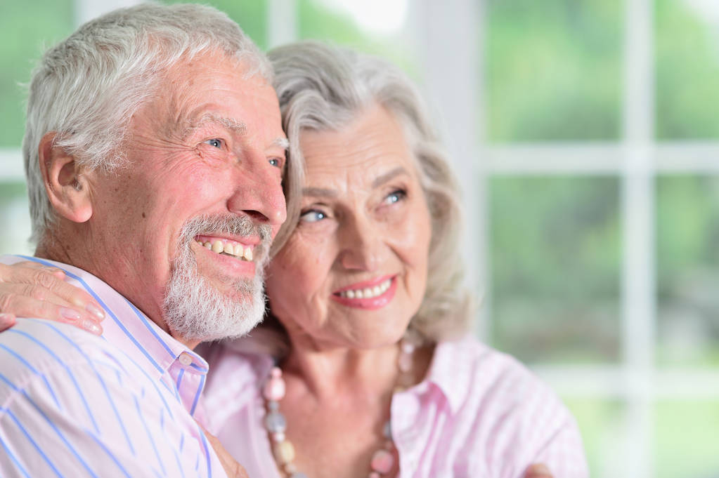 Retrato de una feliz pareja de ancianos en casa - Foto, imagen