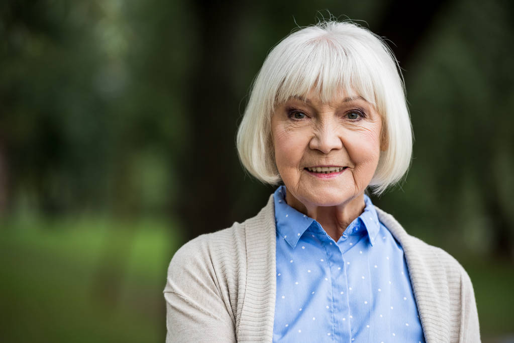 uśmiechnięta kobieta senior w niebieskie kropki bluzka  - Zdjęcie, obraz