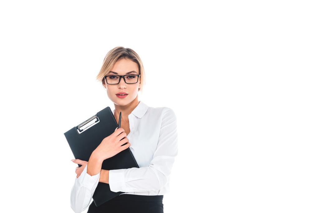 Blonde Lehrerin in Bluse, Brille mit Stift und Klemmbrett auf weißem Hintergrund - Foto, Bild