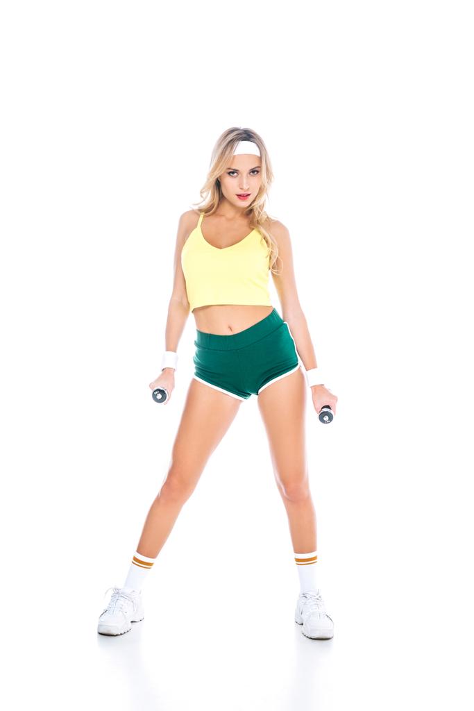atrakcyjna blondynka fitness trener w szorty Zielona i żółta Koszulka z hantlami na białym tle - Zdjęcie, obraz