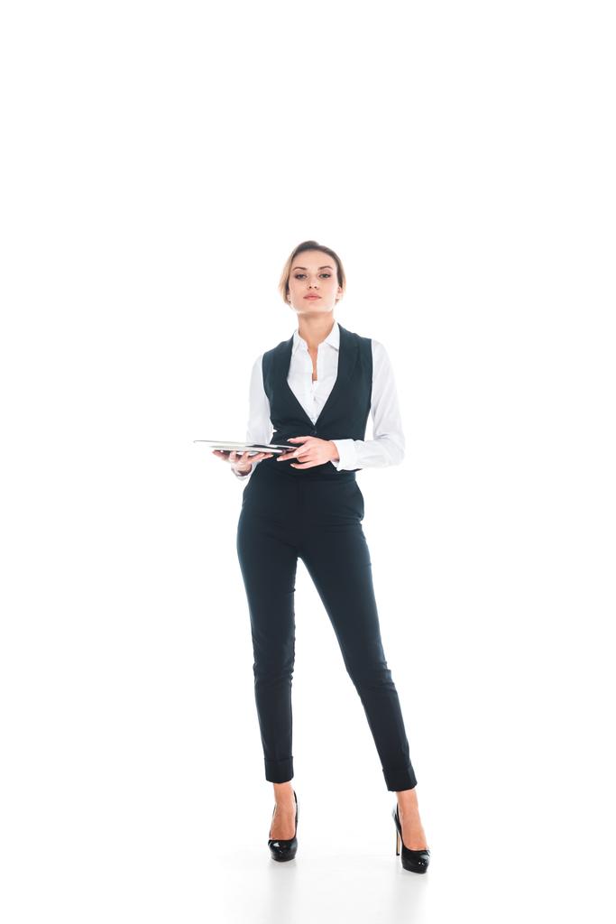 garçonete em preto uniforme de pé e segurando bandeja no fundo branco
 - Foto, Imagem