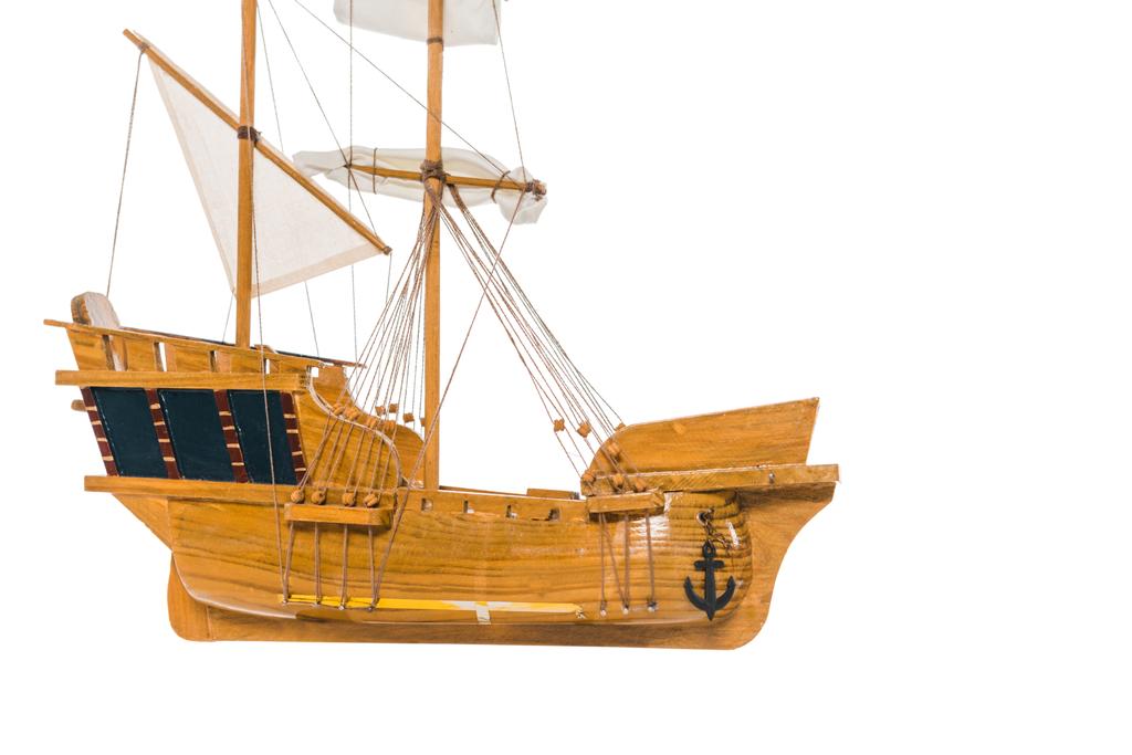вінтажна дерев'яна модель корабля, що плаває в повітрі ізольовано на білому
  - Фото, зображення