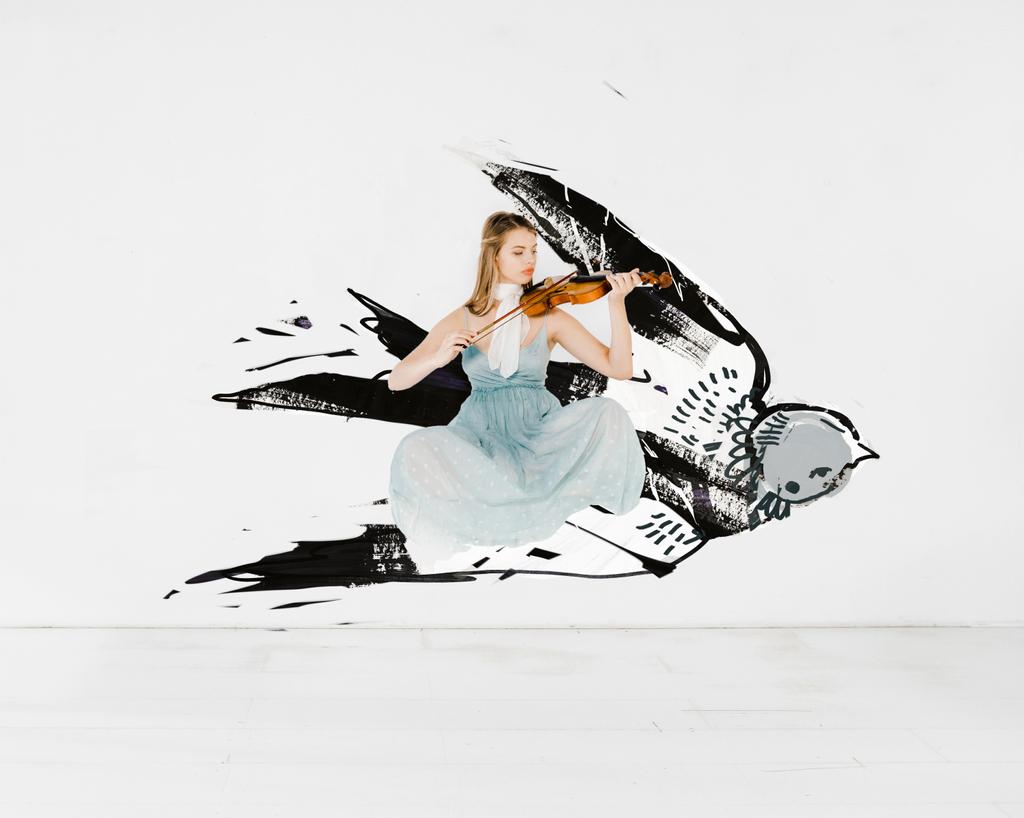 πλωτή κορίτσι σε μπλε φόρεμα παίζει βιολί με εικονογράφηση πουλί - Φωτογραφία, εικόνα