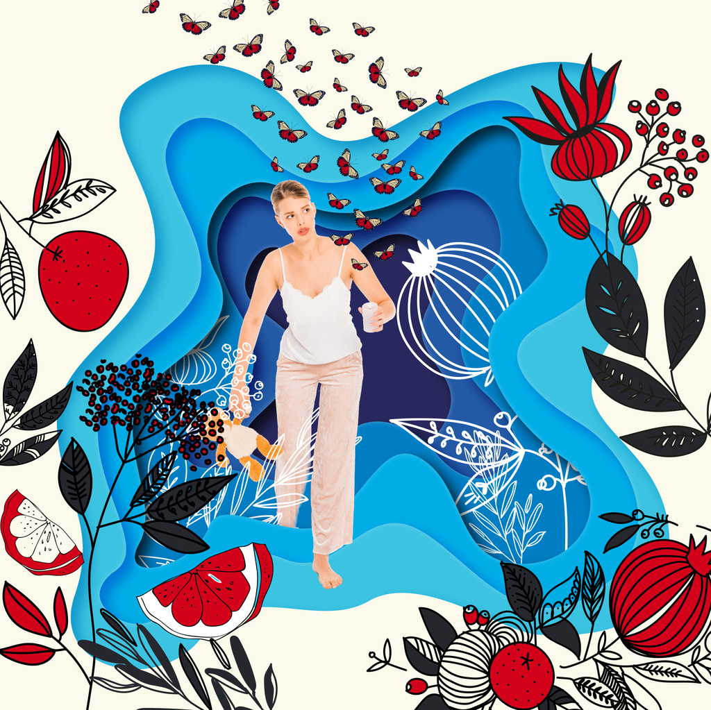 lány pizsama gazdaság üveg, festett vadvirágok illusztráció mackó  - Fotó, kép