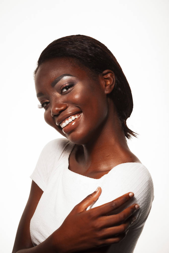 style de vie et concept de personnes : Portrait d'une belle jeune femme africaine souriante
. - Photo, image