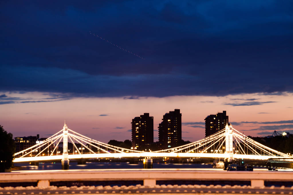 Hajnalban Londonban. Nézd Chelsea hídról - Fotó, kép