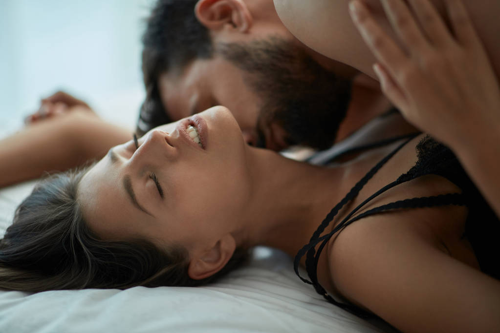 若いカップルのベッドの上の情熱的なセックスの愛快感を楽しんで - 写真・画像