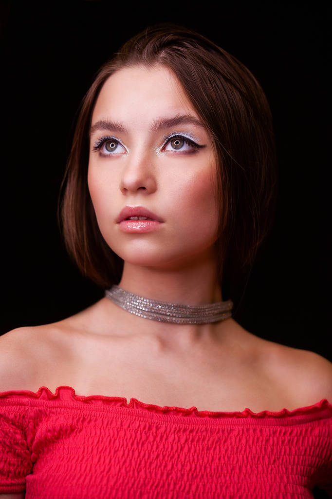 Close up Make up modello di moda. Giovane bella ragazza bruna, su sfondo muro nero studio - Foto, immagini