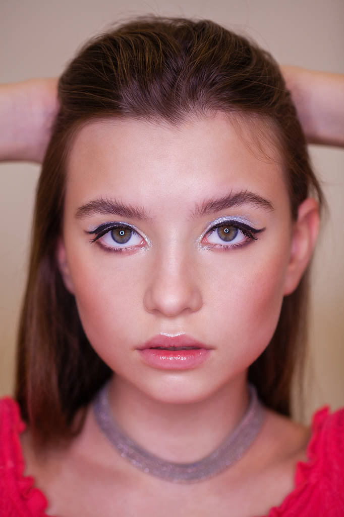 Make-up. Closeup portret van een mooie jonge brunette vrouw - Foto, afbeelding