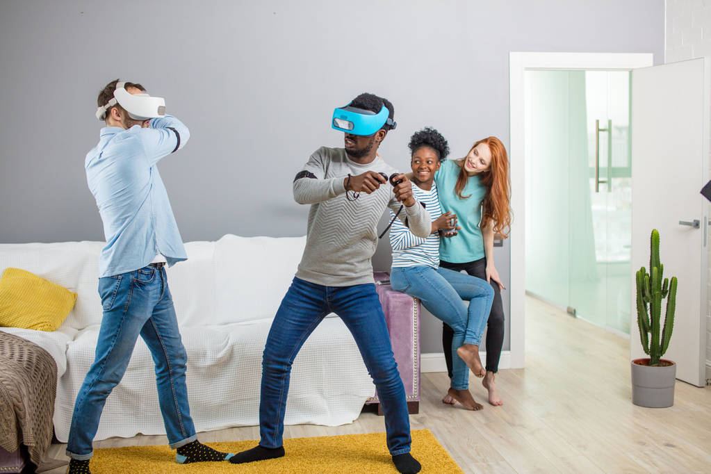 Estudiantes internacionales disfrutando juntos con gafas de realidad virtual
 - Foto, Imagen