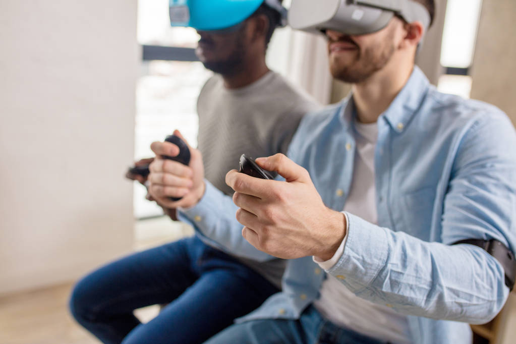Gemengd ras paar van mannelijke vrienden ontwikkelen project met behulp van virtual reality bril - Foto, afbeelding