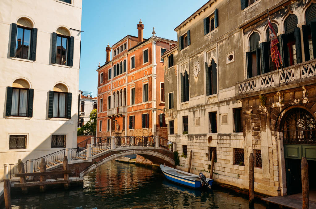 Yaz günü, İtalya güzel Venedik sokak. Venedik, büyük kanal ve gondollar, İtalya ile denizde güzel romantik İtalyanca şehir. - Fotoğraf, Görsel