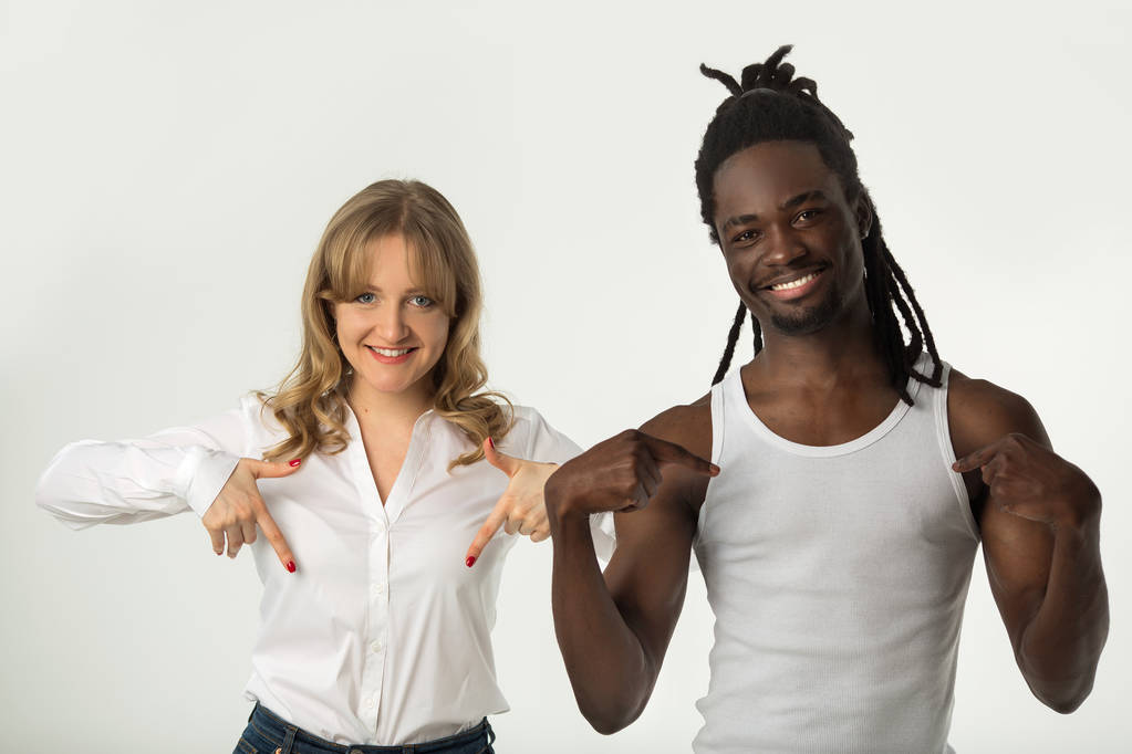 Porträt eines Mädchens mit Freund auf weißem Hintergrund mit Handbewegung - Foto, Bild