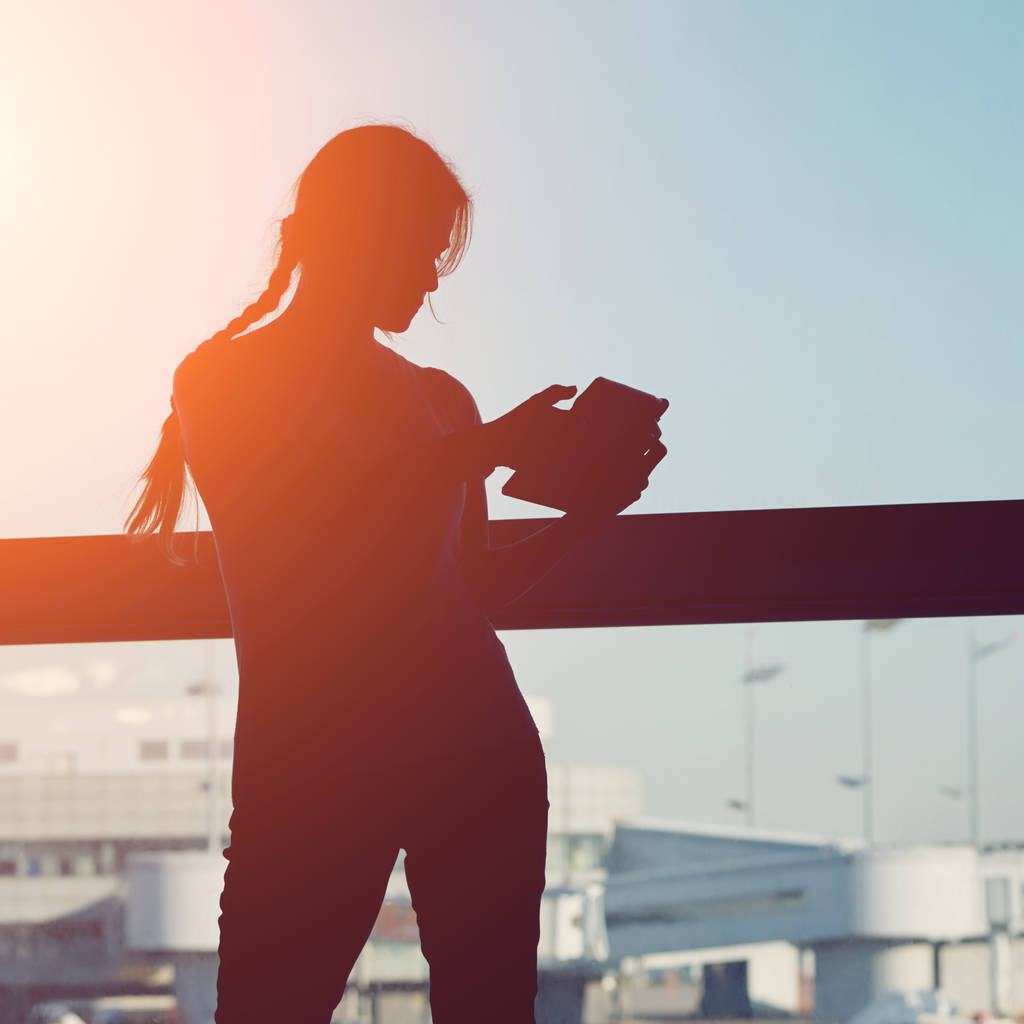 mujer de negocios que usa tableta en el aeropuerto. silueta de una chica viajera con mochila
 - Foto, Imagen