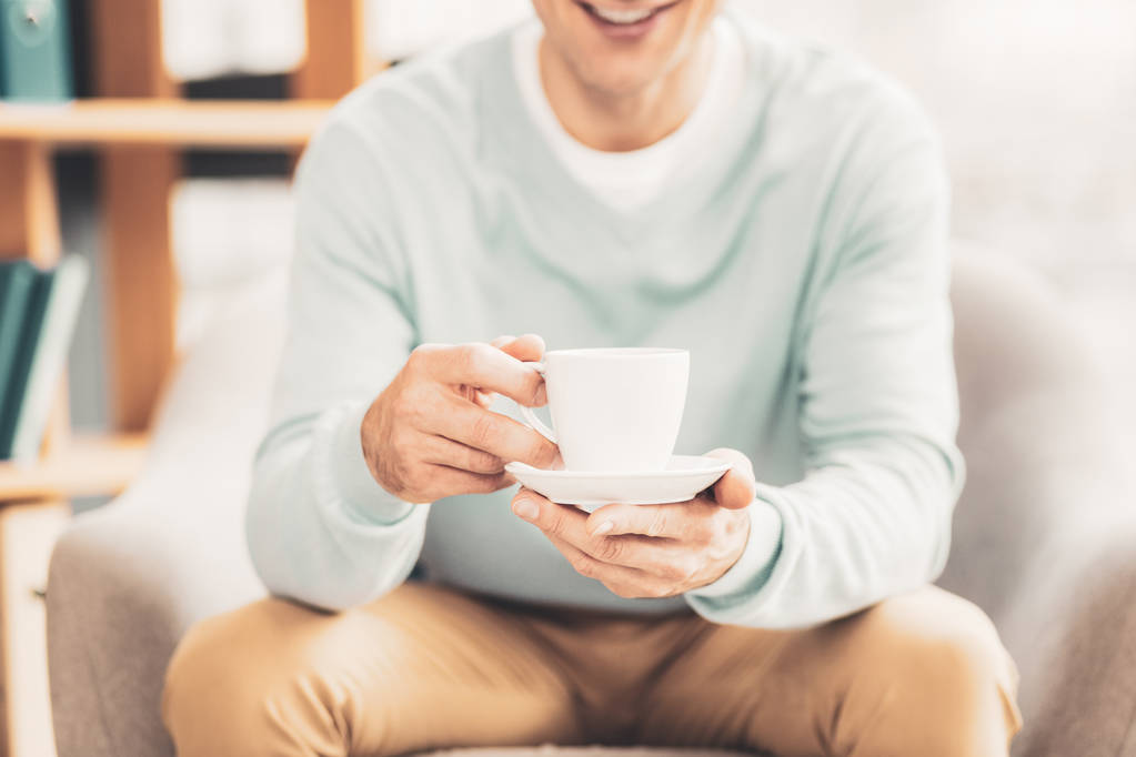 Człowiek czuje się zrelaksowany, jednocześnie ciesząc się przerwy na herbatę - Zdjęcie, obraz
