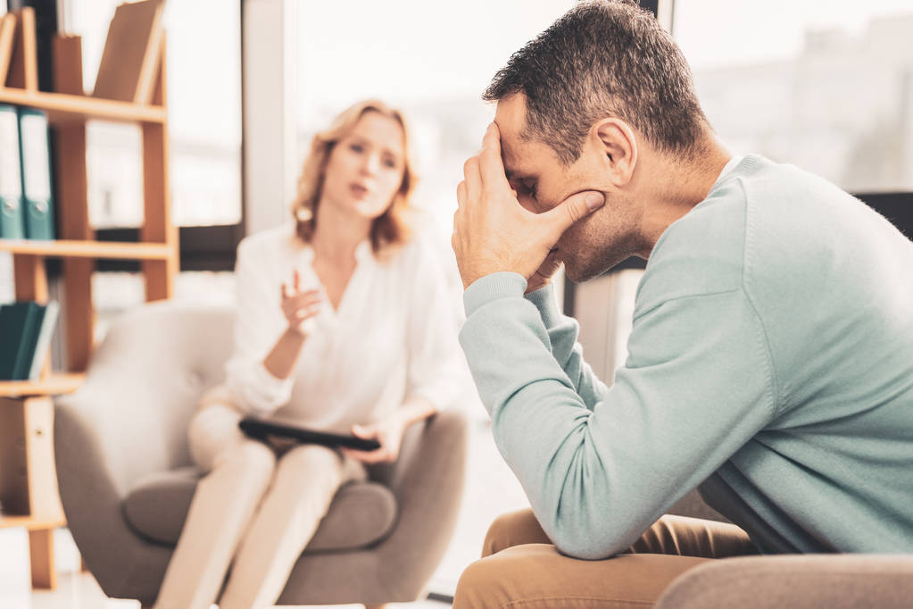 Hombre estresado con problemas para hablar con el terapeuta
 - Foto, Imagen