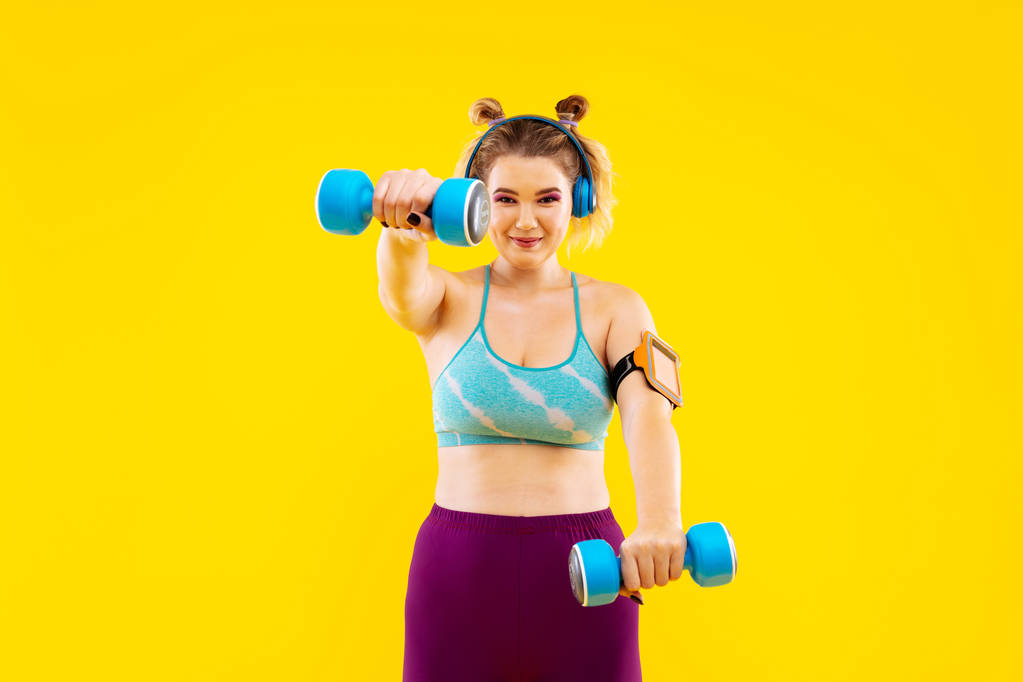 Müzik ve el ağırlıkları ile egzersiz kadın - Fotoğraf, Görsel