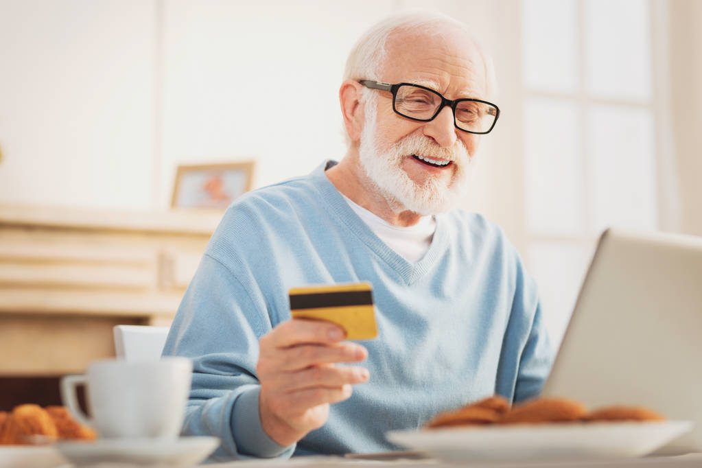 Cuidar marido anciano sentirse increíble mientras que las compras en línea
 - Foto, imagen