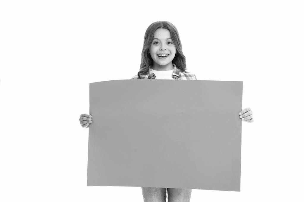 Tyttö lapsi pitää tyhjä pinta kopioida tilaa. Mainoskäsite. Lapsi söpö tyttö onnellinen kuljettaa sininen paperi paikka mainos. Kid iloinen vilpitön suositus. Lasten markkinamainonta - Valokuva, kuva