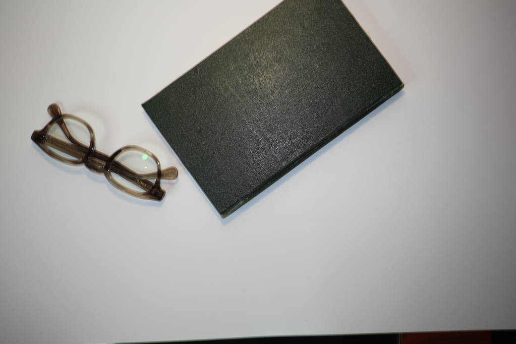 Старая книга и очки на белом фоне
 - Фото, изображение