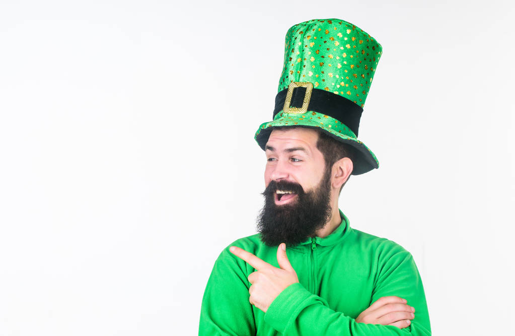 Spójrz na to. Brodaty mężczyzna obchodzi Dzień Świętego patricks. Hipster w leprechaun kapelusz i strój wskazując palcem. Irlandzki człowieka z brodą, ubrany w zielony. Happy saint Patryka, miejsce - Zdjęcie, obraz