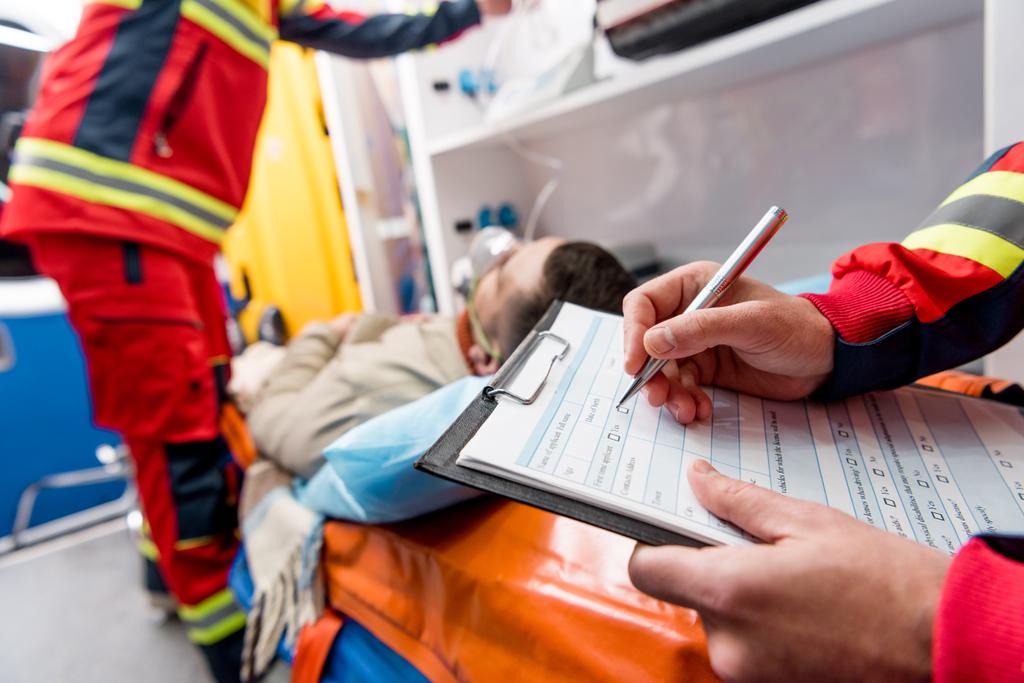 Částečný pohled záchranáře psaní Diagnostika ve schránce - Fotografie, Obrázek