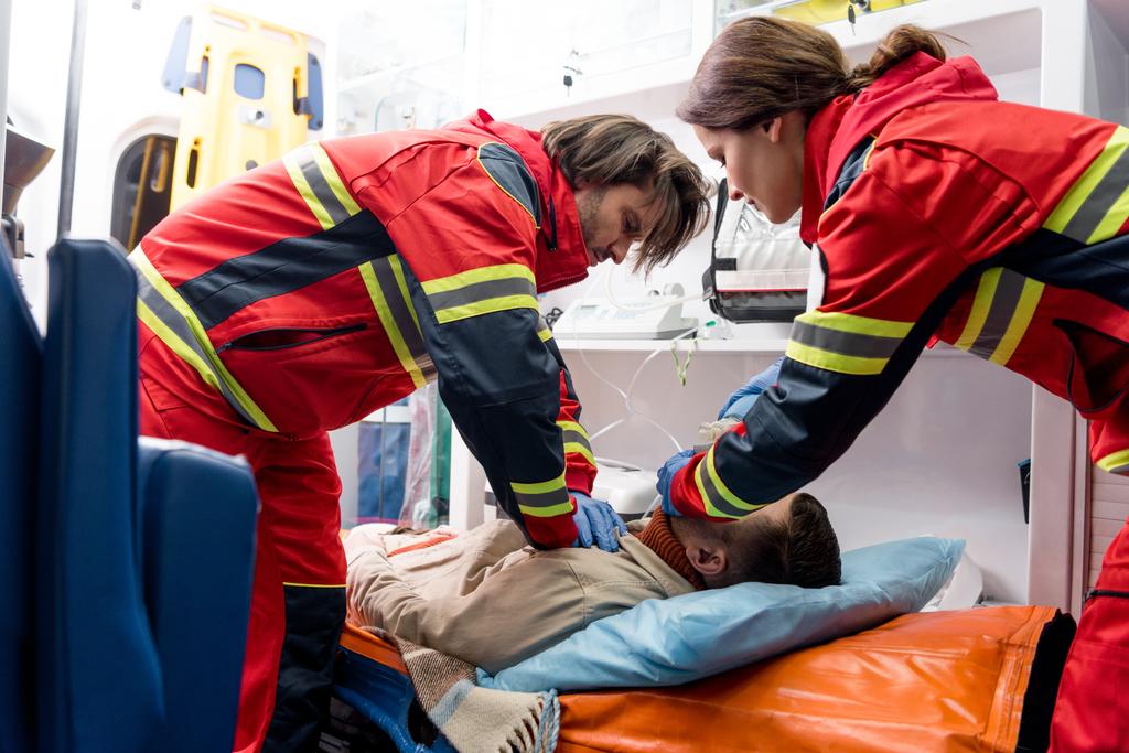 Sanitariuszy w Rękawice lateksowe prowadzenia resuscytacji krążeniowo-oddechowej - Zdjęcie, obraz