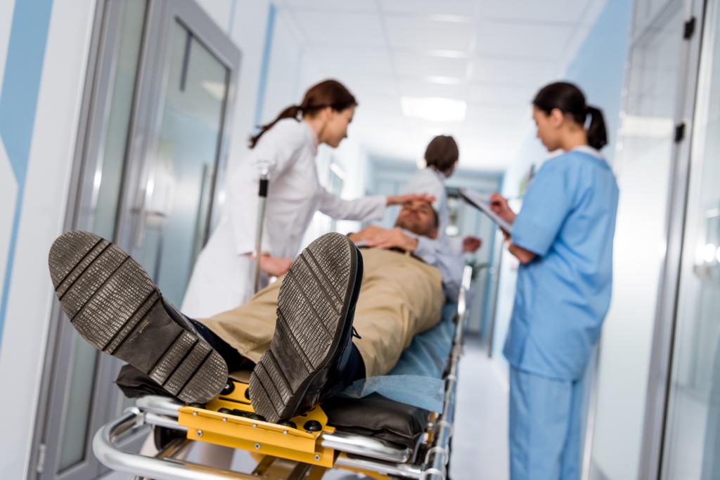 Lékaři a zdravotní sestry převoz pacienta na nosítka - Fotografie, Obrázek
