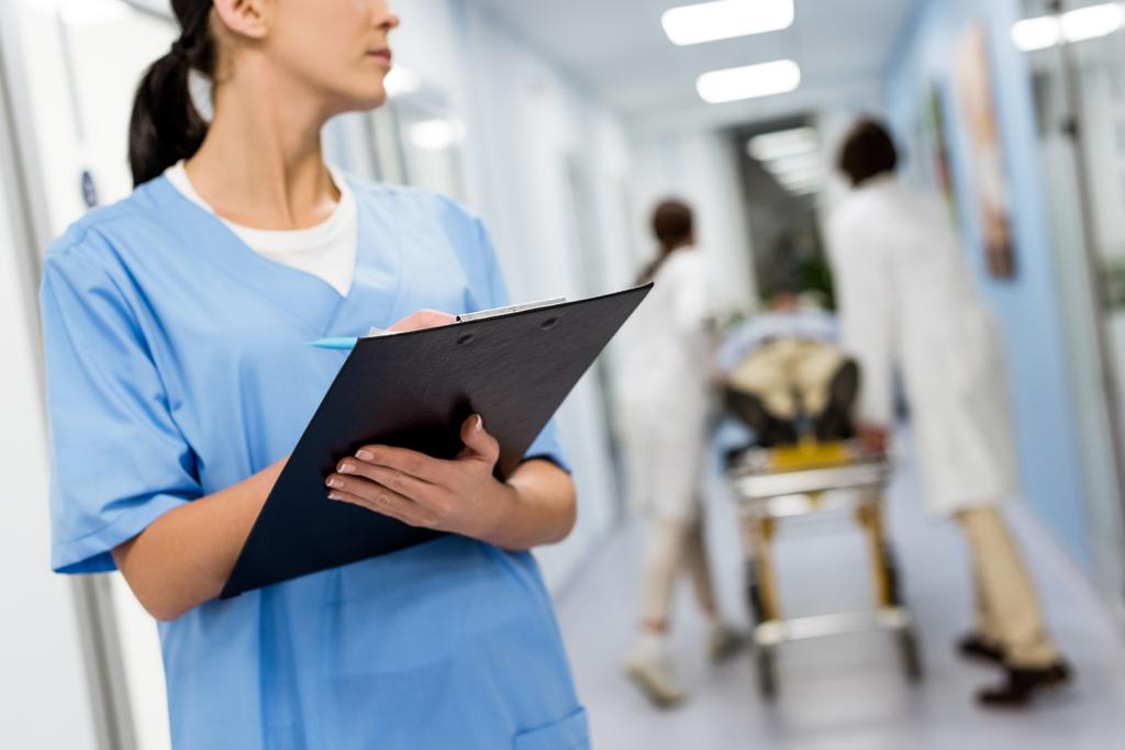Обрізаний вид медсестри в синій формі тримає кишеню
 - Фото, зображення
