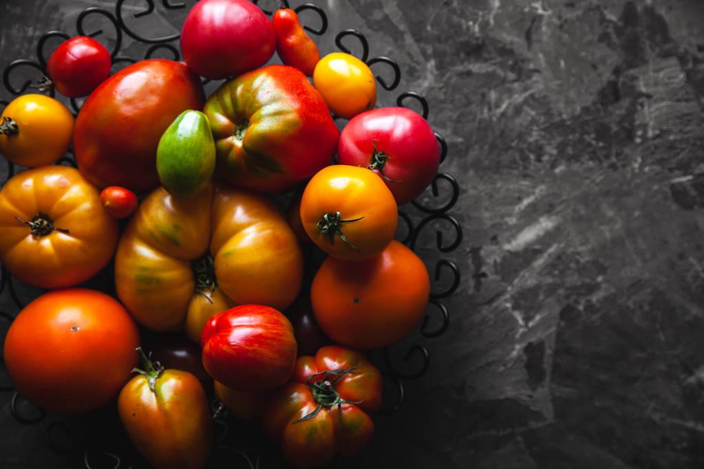 Tomaten op een grijze achtergrond, gezonde voeding, groenten - Foto, afbeelding