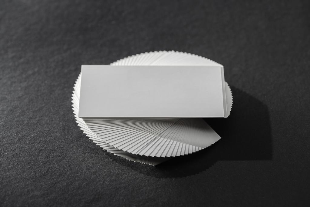 cartão em branco e vazio na mesa preta com espaço de cópia
 - Foto, Imagem