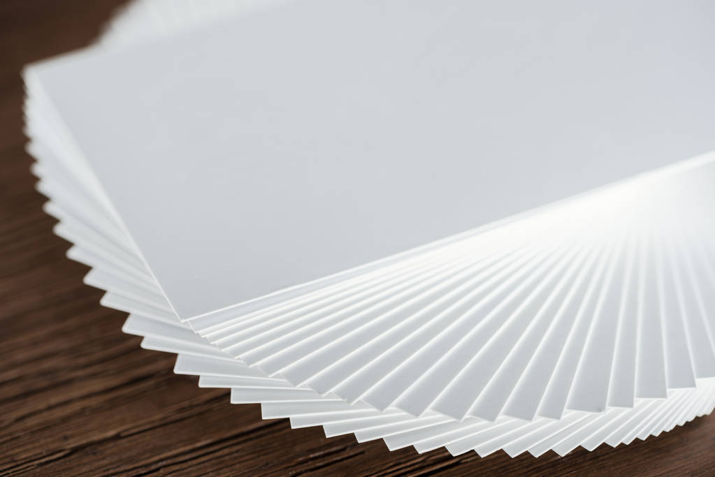 primer plano de la tarjeta en blanco en la mesa de madera con espacio de copia
 - Foto, imagen