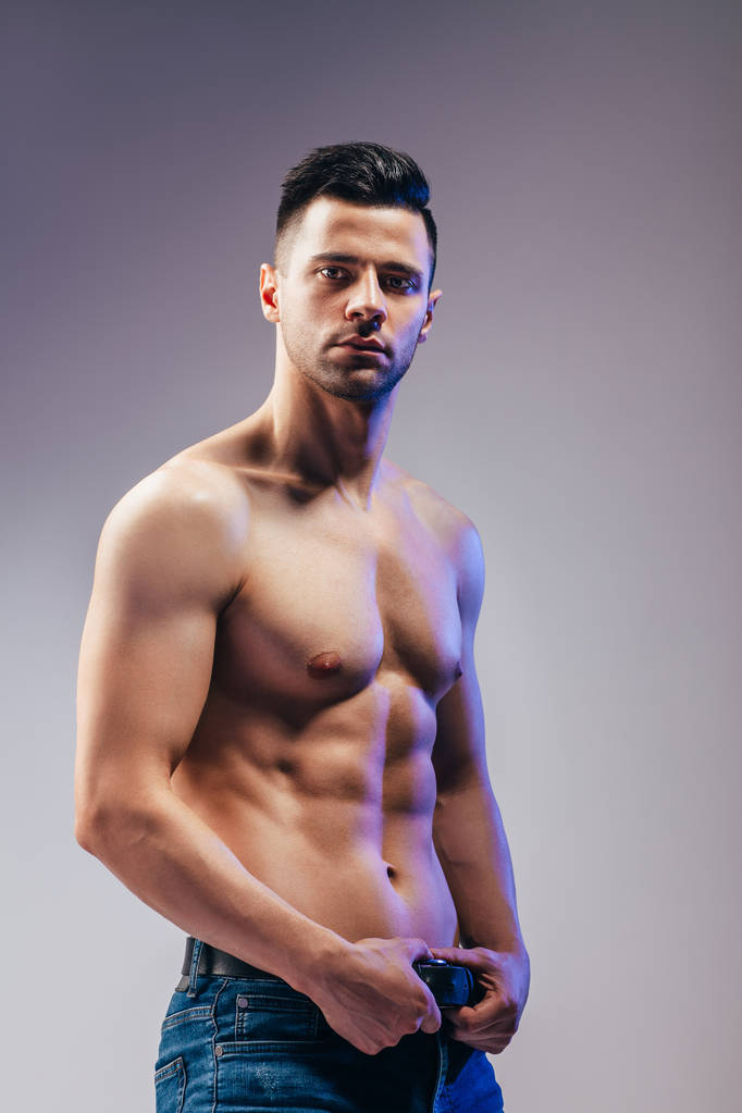 Πορτρέτο ενός σέξι μυϊκή shirtless άντρα που ποζάρει στο studio - Φωτογραφία, εικόνα
