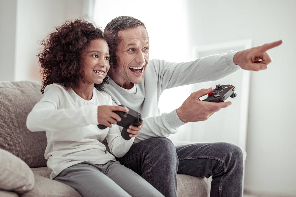 Emocionado alegre hija y padre jugando juntos en casa
 - Foto, imagen