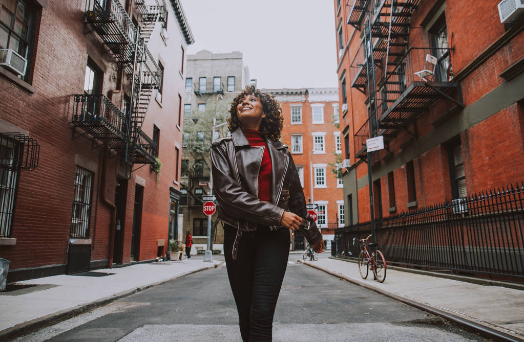 Девочка, гуляющая по Нью-Йорку, концепция о новых йорках и образе жизни
 - Фото, изображение
