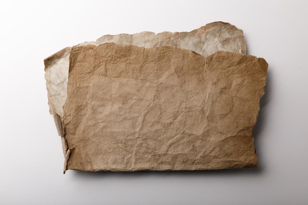 верхний вид старых листов бумаги, лежащих на белом фоне
  - Фото, изображение