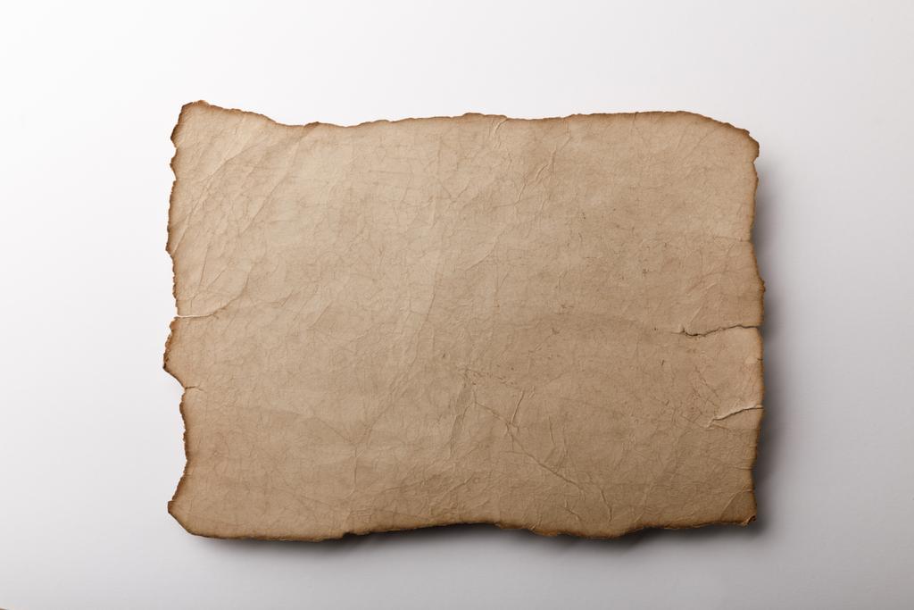 vista superior da folha de pergaminho velho deitado no fundo branco
  - Foto, Imagem
