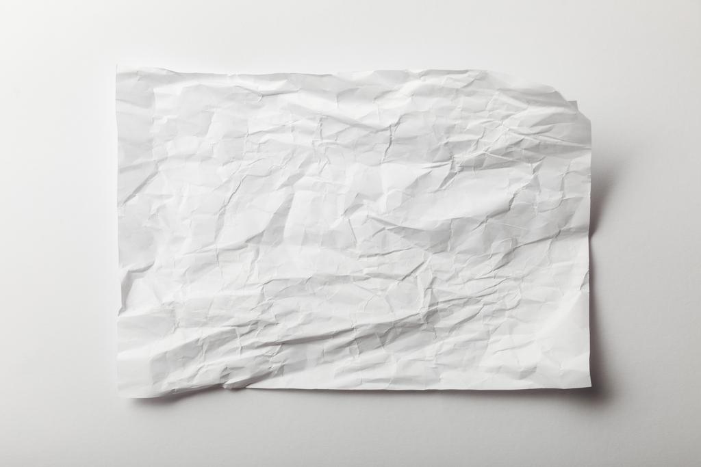 верхний вид пустой скомканной страницы на белом фоне
 - Фото, изображение