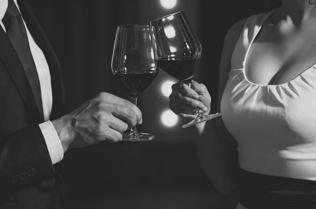 ζευγάρι στην αγάπη στην ρομαντική ημερομηνία με ποτήρια κρασιού - Φωτογραφία, εικόνα