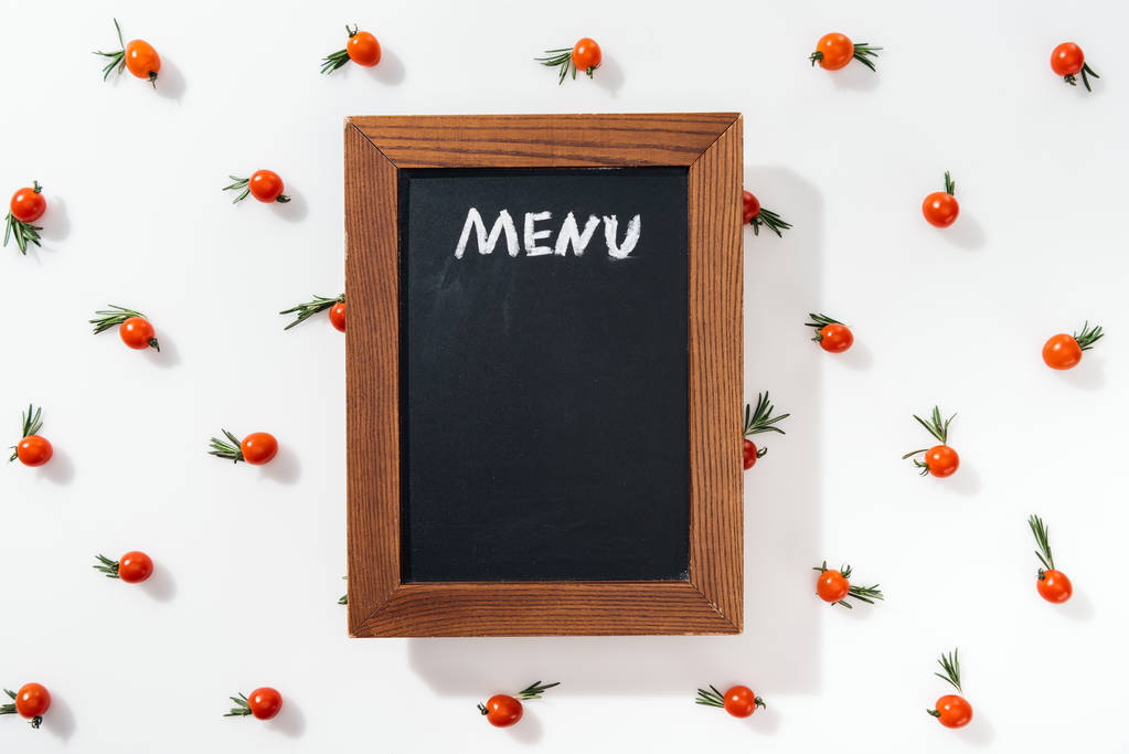 pizarra con letras de menú entre tomates cherry y hojas
  - Foto, Imagen